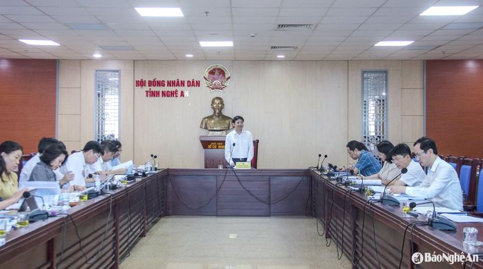 Quang cảnh cuộc họp thẩm tra của Ban Kinh tế - Ngân sách HĐND tỉnh. Ảnh: Mai Hoa