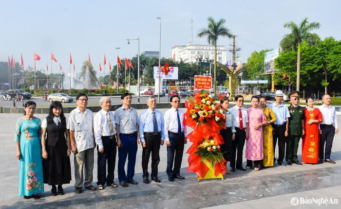 Các đại biểu dâng hoa kỷ niệm 155 năm Ngày sinh V.I.Lê-nin tại Tượng đài Lê nin, thành phố Vinh. Ảnh: L.T