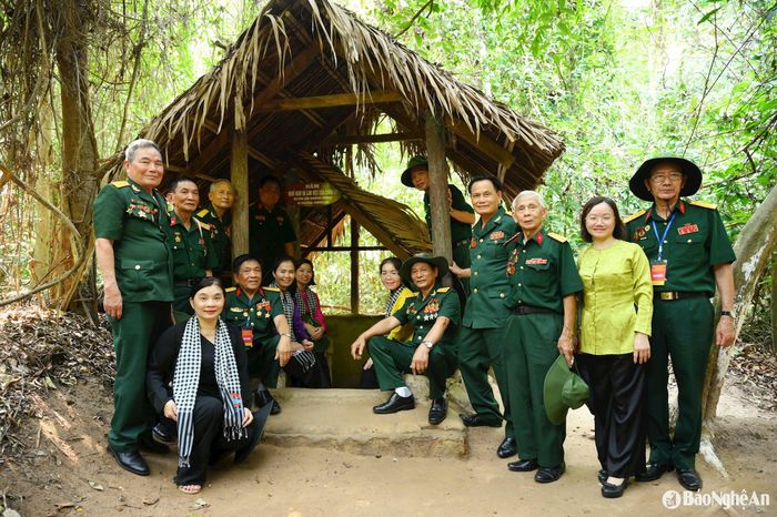 Các đại biểu chụp ảnh lưu niệm tại Di tích lịch sử Địa đạo Củ Chi. Ảnh: Thành Cường