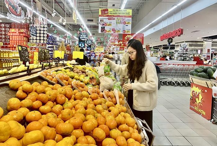 Dịch vụ - thương mại tiếp tục khẳng định ưu thế vượt trội trong cơ cấu kinh tế của TP Thanh Hóa. Trong ảnh: Người dân mua sắm tại Siêu thị GO! Thanh Hóa.