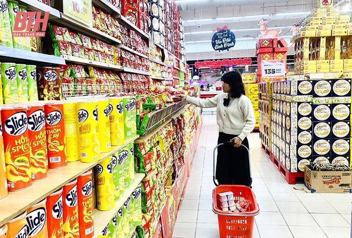 Người dân mua sắm tại Siêu thị GO! Thanh Hóa.