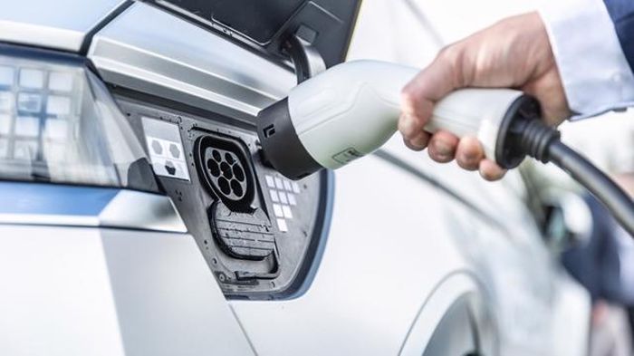 Thời gian sạc siêu nhanh chỉ trong 5 phút là một điều tuyệt vời hơn là một điều cần thiết. Thời gian sạc từ 10-15 phút để sạc 20-80% có xu hướng là điểm lý tưởng, với thời gian nghỉ giải lao thông thường dù sao cũng mất nhiều thời gian như vậy. Nhưng đối với những người lái xe bận rộn, tốc độ sạc siêu nhanh chỉ mất thời gian như đổ đầy bình xăng có thể hữu ích hơn nhiều.