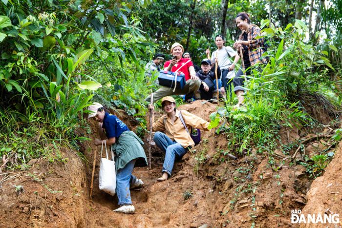 Sau khi di chuyến 200km từ Đà Nẵng đến với xã Trà Lập, các bạn trẻ phải leo núi gần 2 giờ đồng hồ mới đến vị trí trao tặng đèn.