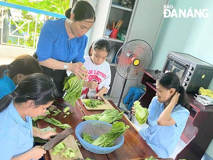Cô Ngân cùng học trò.