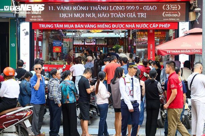 Vàng càng tăng giá, người dân càng kéo đi mua đông hơn. (Ảnh: Minh Đức)