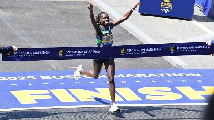 Sharon Lokedi (Kenya) phá kỷ lục đường đua với thời gian 2:17:22, nhờ đôi Under Armour Velociti Elite 3