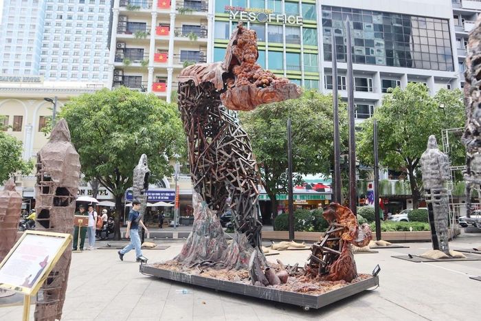 Mô hình "Thần Bảo Hộ" cao 6 mét, dài 4 mét, nặng 3 tấn làm bằng nhiều chất liệu như gỗ, gốm... thể hiện một vị thần trong tưởng tượng vươn mình bảo vệ đất nước Việt Nam. Ảnh: Thu Hương - TTXVN