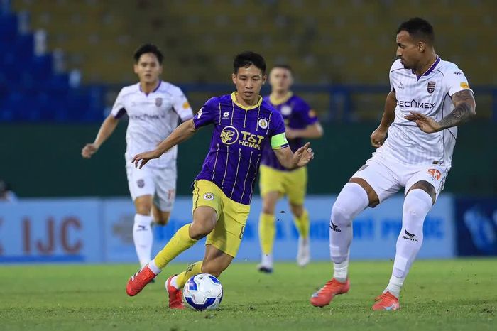 Chiến thắng trước B.Bình Dương (áo trắng) ở vòng 19 đã giúp Hà Nội FC (áo sẫm) áp sát ngôi vị số một trên bảng xếp hạng. Ảnh: Minh Dân