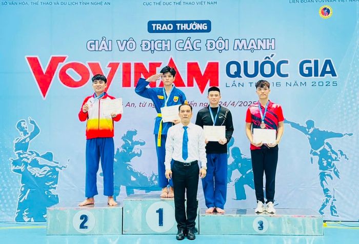  VĐV đạt thành tích đã được ban tổ chức trao chứng nhận và huy chương. Ảnh: MINH MINH 