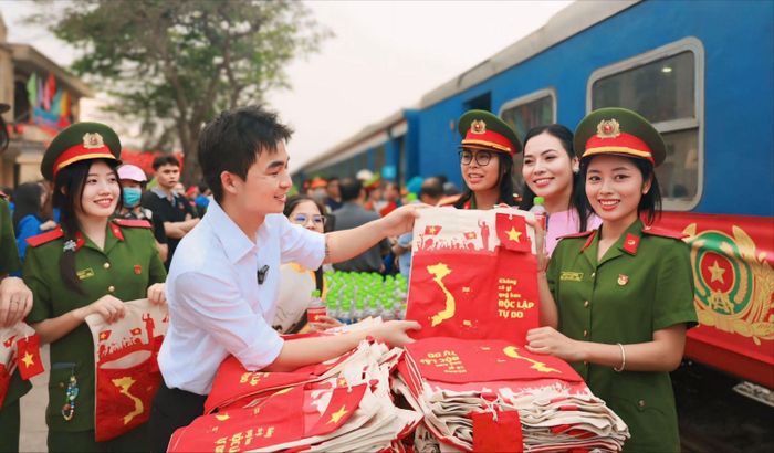 Bạn trẻ Đinh Xuân Dương tặng túi xách cho chiến sĩ Học viện Cảnh sát nhân dân xuất quân tham dự Lễ kỷ niệm 50 năm Ngày Giải phóng miền Nam, thống nhất đất nước