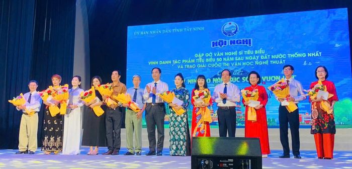  Vinh danh có tác phẩm văn học nghệ thuật tiêu biểu trong 50 năm qua 
