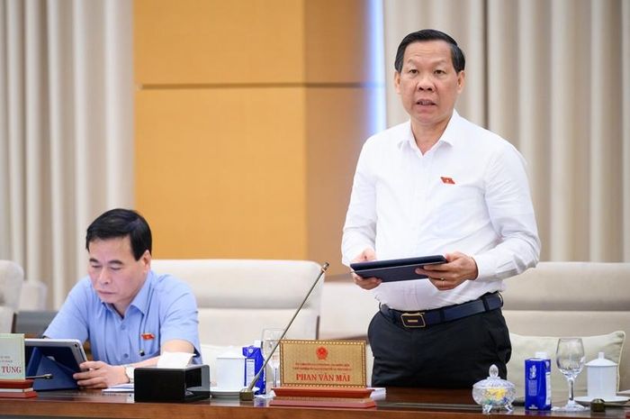 Chủ nhiệm Ủy ban Kinh tế và Tài chính của Quốc hội Phan Văn Mãi trình bày báo cáo thẩm tra.