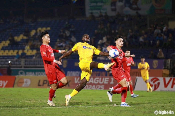 Sông Lam Nghệ An nhận thất bại choáng váng 0-5 trước Viettel ở lượt đi. Ảnh: Chung Lê