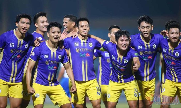 Dù được thi đấu trên sân Vinh thì việc giành điểm là điều cực kỳ khó khăn cho đoàn quân của huấn luyện viên Phan Như Thuật. Ảnh Vietnamnet.vn