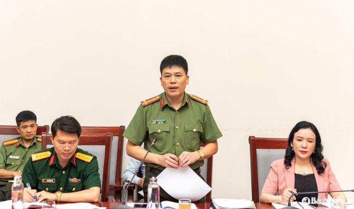 Đại diện Công an tỉnh phát biểu tại cuộc họp. Ảnh: Minh Quân