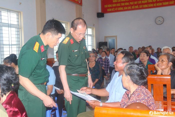 Kiểm tra các giấy tờ liên quan của các đối tượng trước lúc nhận chi trả trợ cấp 1 lần theo quyết định của Thủ tướng Chính phủ. Ảnh: Trọng Kiên