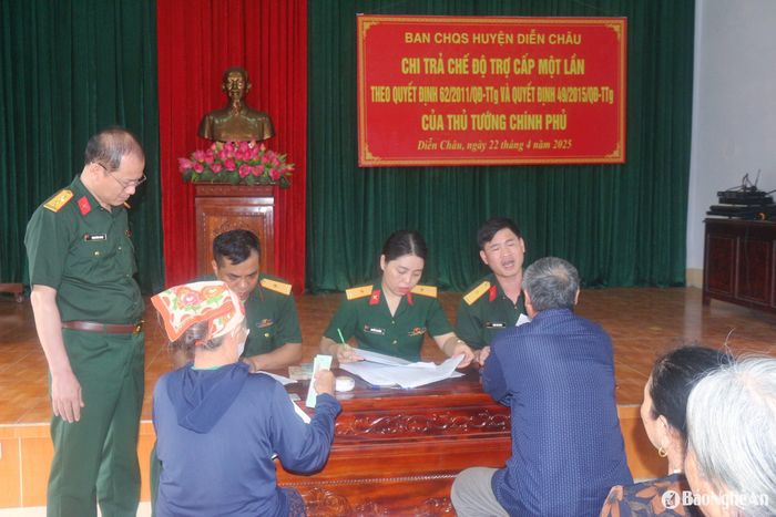 Đại tá Phạm Đình Trung – Phó Chính ủy Bộ Chỉ huy Quân sự tỉnh kiểm tra công tác chi trả trợ cấp 1 lần theo Quyết định số 142, 49, 62 của Thủ tướng Chính phủ tại huyện Diễn Châu. Ảnh: Trọng Kiên