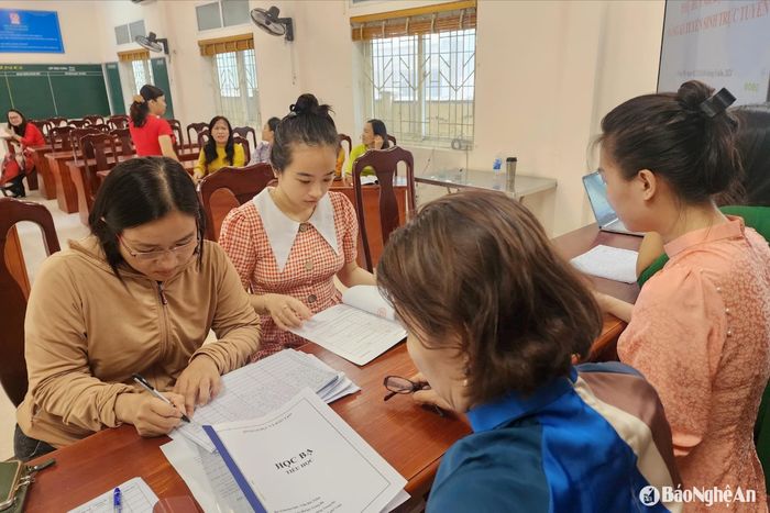 Phụ huynh Thành phố Vinh đến đăng ký tuyển sinh đầu cấp vào lớp 6. Ảnh: Mỹ Hà