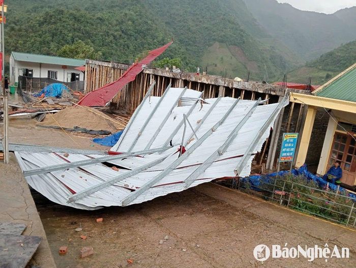 Mái tôn bị hất văng nằm ngổn ngang giữa sân trường. Ảnh: ĐT