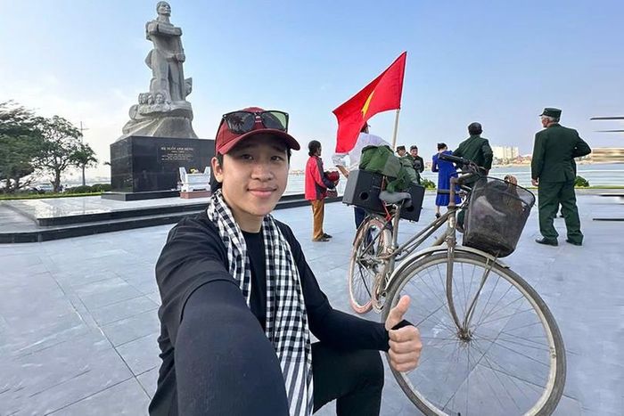  Chàng trai Đào Quang Hà đang đi xuyên Việt bằng xe đạp cũ để xem lễ diễu binh 30-4 tại TP HCM (Ảnh: Từ Facebook nhân vật). 