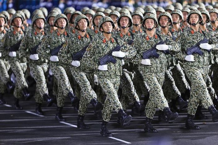  Hợp luyện diễu binh kỷ niệm 50 năm Ngày Giải phóng miền Nam, thống nhất đất nước. (Ảnh: Đại Lánh). 