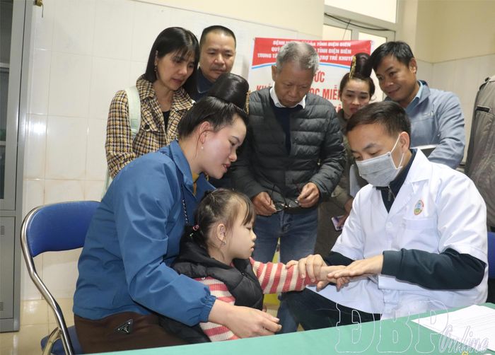 Trẻ em khuyết tật tại huyện Mường Ảng được khám sàng lọc miễn phí.