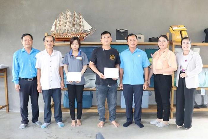 Đoàn công tác của Liên đoàn Lao động tỉnh trao quà hỗ trợ đoàn viên Trần Thị Mộng Kiều và Nguyễn Thanh Sang thuộc Công đoàn cơ sở Công ty TNHH may túi xách Thái Dương