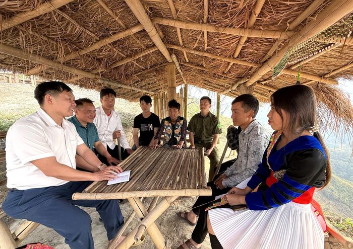 Lãnh đạo xã Sin Suối Hồ họp bàn và định hướng người dân bản Chảng Phàng phát triển du lịch tại đỉnh Chảng Phàng.