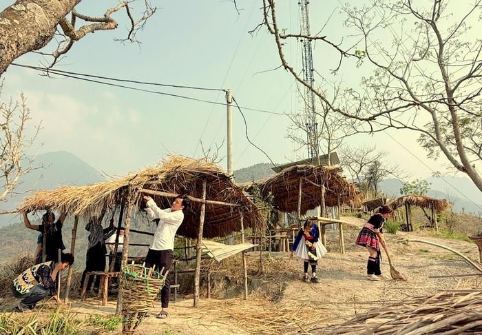 Các hộ dân nhóm 1, 2 của bản Chảng Phàng quét dọn và dựng lán tại đỉnh Chảng Phàng để làm điểm nghỉ ngơi cho du khách ngắm cảnh.