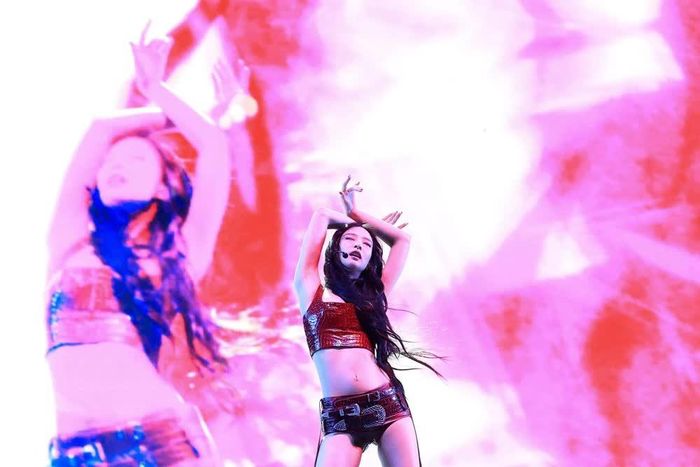 Jennie Blackpink biểu diễn trên sân khấu trong Lễ hội âm nhạc và nghệ thuật Coachella Valley năm 2025 tại Empire Polo Club, ở Indio, California, ngày 13 tháng 4. Ảnh: AFP-Yonhap