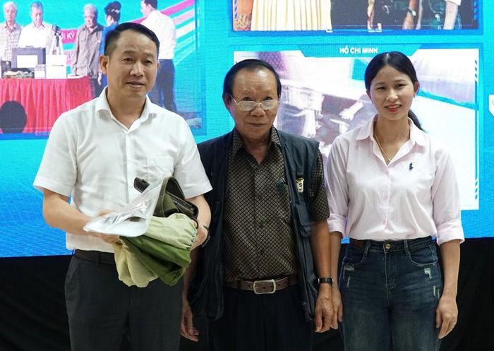 Giám đốc Trung tâm Thông tin TTXVN Khu vực miền Trung – Tây Nguyên Nguyễn Việt Dũng (trái) nhận các kỷ vật của phóng viên chiến trường để lưu giữ tại Phòng truyền thống của Trung tâm Thông tin TTXVN Khu vực miền Trung – Tây Nguyên (Đà Nẵng). Ảnh: Quốc Dũng - TTXVN