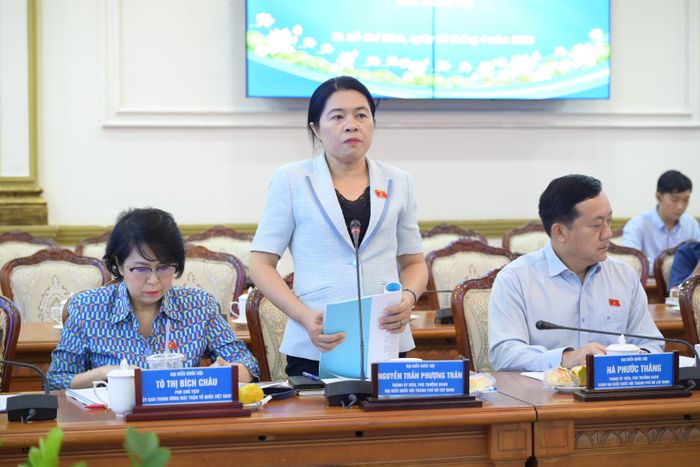  Phó Trưởng đoàn Chuyên trách ĐBQH TPHCM Nguyễn Trần Phượng Trân phát biểu. Ảnh: LÊ MINH 