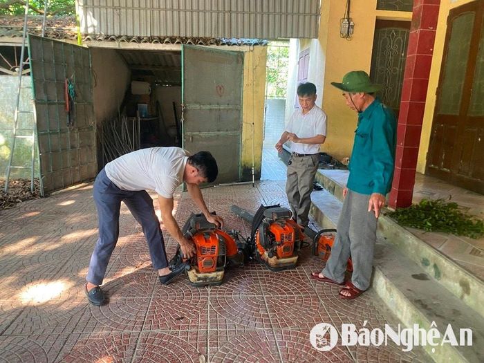 Chuẩn bị máy thổi lửa tại Công ty Lâm nghiệp Đô Lương. Ảnh: Văn Trường