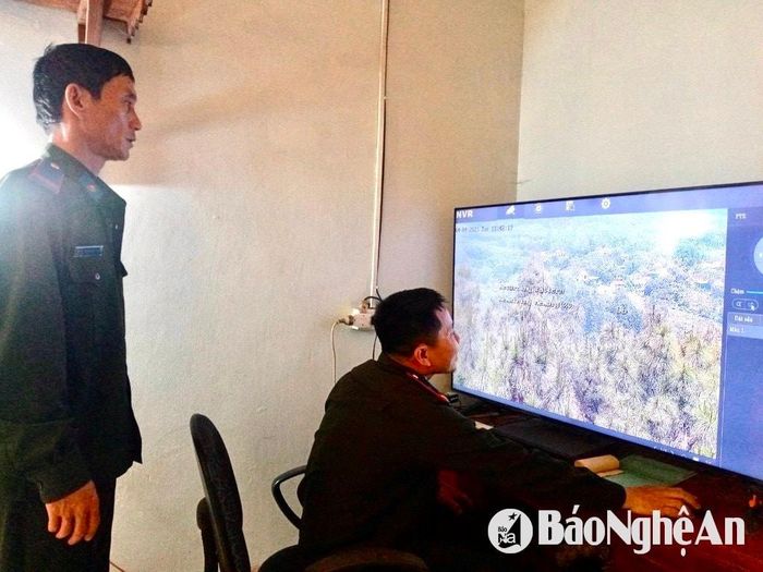 Cán bộ Trạm Quản lý bảo vệ rừng Lèn Ngồi, xã Ngọc Sơn, huyện Quỳnh Lưu đang trực hệ thống camera phòng chống cháy rừng. Ảnh: Văn Trường