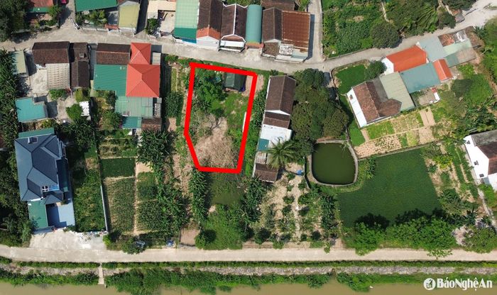 Khu đất này đã được cấp sổ đỏ cho gia đình ông Duệ vào năm 2015 và đến năm 2022 thì tách ra cho 2 người con là Nguyễn Hùng Mạnh và Nguyễn Văn Long. Ảnh: Tiến Đông