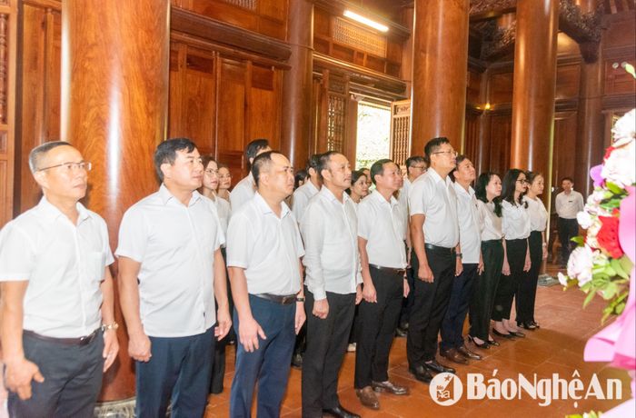 Đoàn cán bộ cốt cán Báo Nghệ An tưởng niệm Chủ tịch Hồ Chí Minh tại Khu di tích Quốc gia đặc biệt Kim Liên. Ảnh: Minh Quân