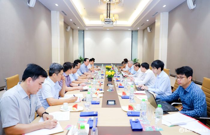 Thường trực Tỉnh ủy làm việc với Tổ Biên tập của Tiểu ban Kinh tế - Xã hội Đại hội XIV của Đảng để xin ý kiến góp ý dự thảo Báo cáo chính trị Đại hội Đảng bộ tỉnh lần thứ XX. Ảnh: Phạm Bằng