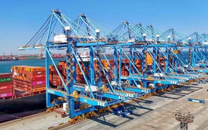 Tổng thống Trump thừa nhận mức thuế quan với Trung Quốc sẽ giảm “nhưng không về mức 0”. TRONG ẢNH: Cảng Thanh Đảo, tỉnh Sơn Đông, Trung Quốc. Ảnh: People’s Daily Online/Zhang Jingang