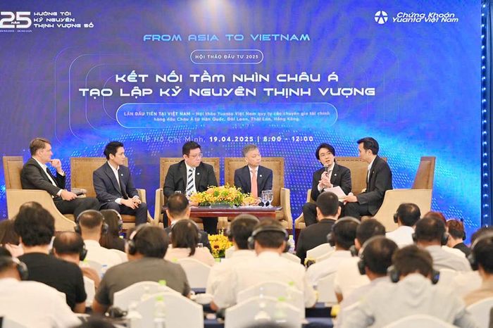 Các nhà đầu tư cá nhân tìm hiểu thông tin về thị trường chứng khoán tại một hội thảo được tổ chức do Công ty TNHH Chứng khoán Yuanta Việt Nam vào tổ chức tháng 4-2025. Ảnh: CTV