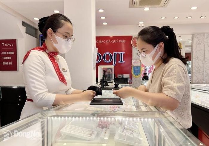 Khách hàng tham khảo các loại vàng nhẫn, nữ trang tại một trung tâm kim hoàn ở thành phố Biên Hòa. Ảnh:L.Phương