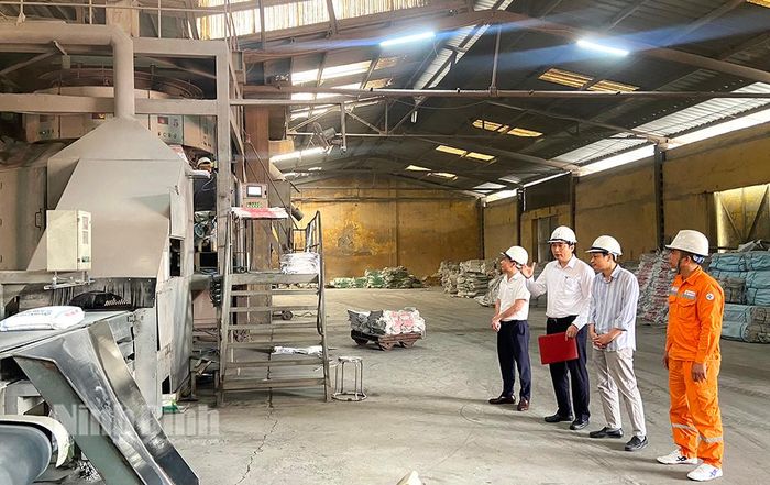 Phân xưởng sấy nghiền của Công ty cổ phần Phân lân Ninh Bình được bố trí thời gian sản xuất hợp lý và tăng cường sản xuất ngoài giờ thấp điểm.