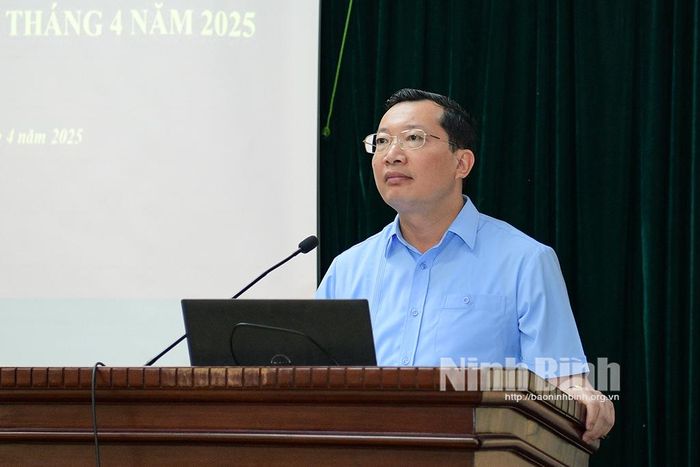 Lãnh đạo Ban Tuyên giáo và Dân vận Tỉnh ủy phát biểu tại hội nghị.