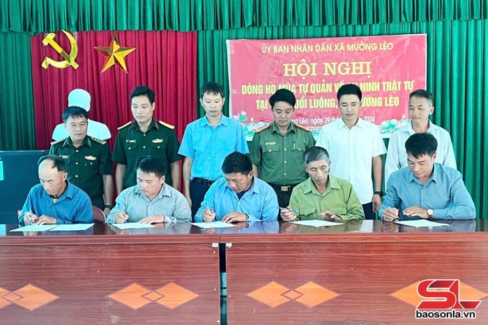Ký cam kết dòng họ tự quản về ANTT tại bản Huổi Luông, xã Mường Lèo, huyện Sốp Cộp. (Ảnh PV)