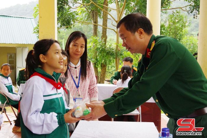 Cán bộ Quân y Đoàn 326 khám bệnh, phát thuốc miễn phí cho học sinh có hoàn cảnh khó khăn.