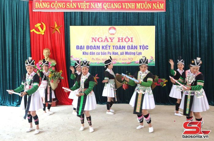 Đội văn nghệ bản Pú Hao, xã Mường Lạn, biểu diễn tại Ngày hội đại đoàn kết toàn dân tộc. Ảnh Thanh Vân.