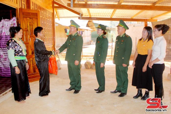 Đồn Biên phòng Mường Lạn thăm hỏi, tặng quà người có uy tín ở bản Pú Hao.