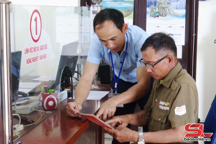 Hướng dẫn nhân dân giải quyết thủ tục hành chính tại Bộ phận một cửa huyện Sốp Cộp.