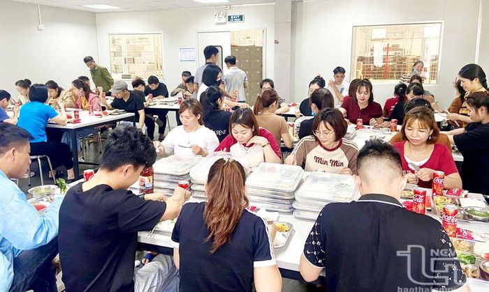 Hưởng ứng Tháng Công nhân năm 2025, Công đoàn Công ty TNHH Quang học Sanshan Việt Nam (Khu công nghiệp Yên Bình) tổ chức "Bữa cơm công đoàn" cho người lao động.