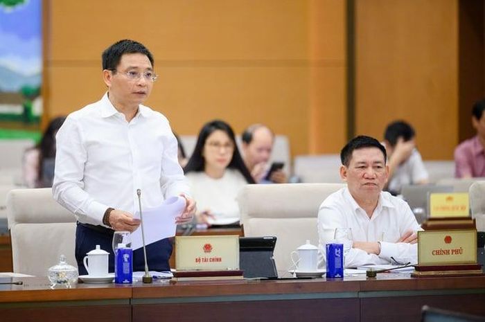  Bộ trưởng Bộ Tài chính Nguyễn Văn Thắng báo cáo tại phiên họp. 