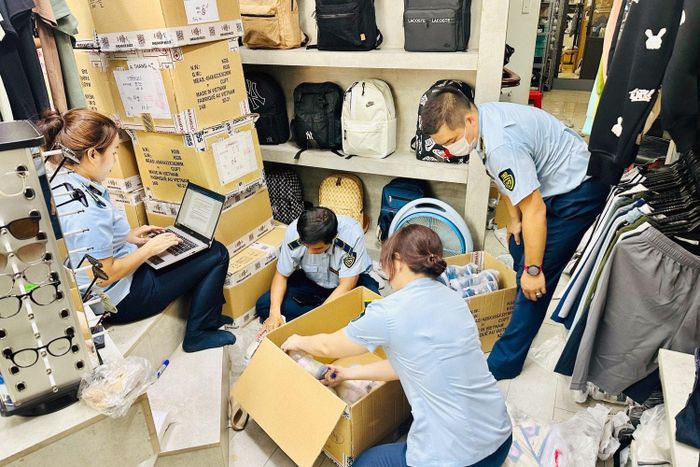 Lực lượng Quản lý thị trường tỉnh Bà Rịa - Vũng Tàu kiểm tra một cơ sở kinh doanh